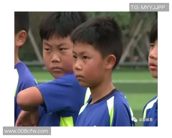 先诞生的足球明星们如何影响了后辈球员的成长与发展之路